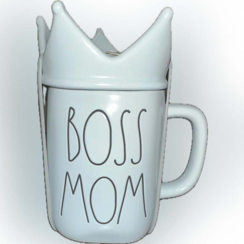 NWOT | Rae Dunn Mug with lid | “Boss Mom”